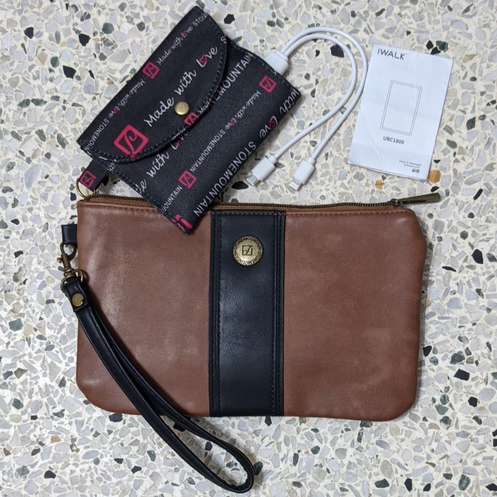 Stone Mountain iWalk Wristlet Brown/Blk